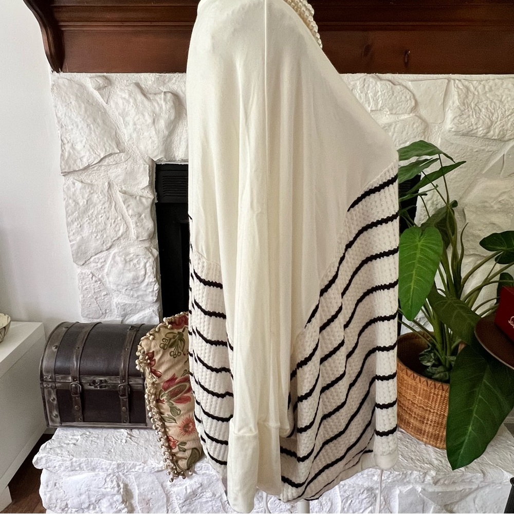C&C California V-Neck Top Black and Cream Size Medium NWOT - Picture 5 of 8